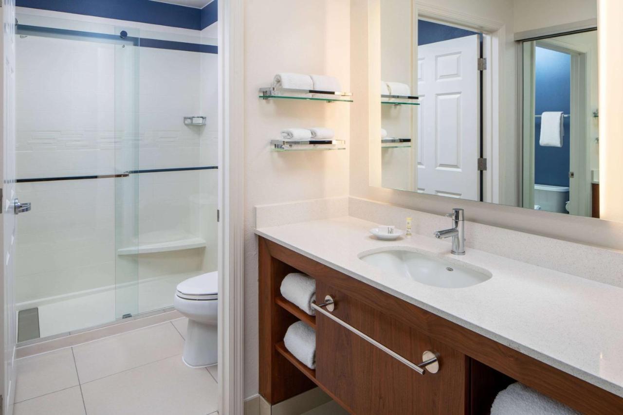 One-Bedroom Suite Queen Roll Shower Mobility Accessible,1207405060:JPEG