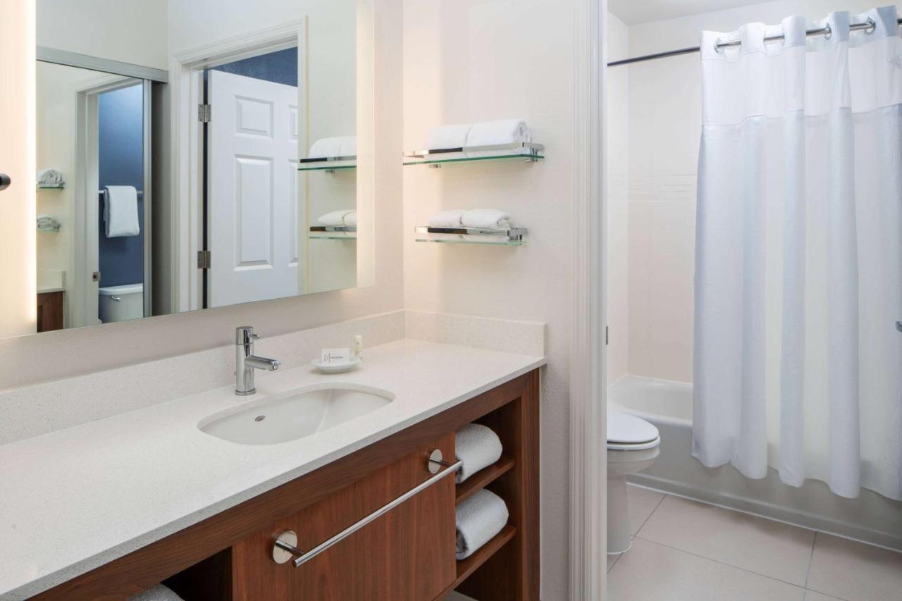 Studio Suite Queen Tub Mobility Accessible