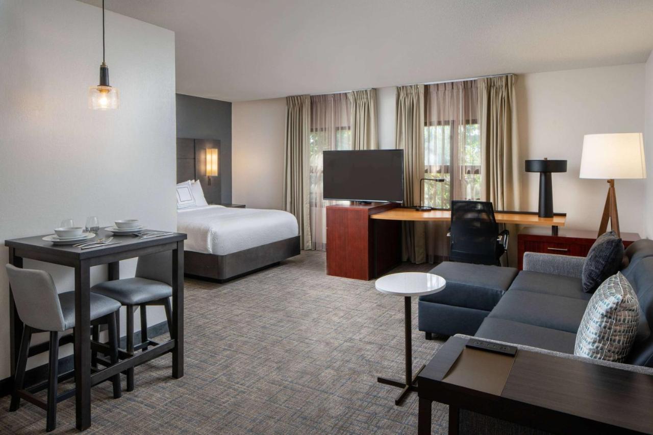 Studio Suite Queen Tub Mobility Accessible