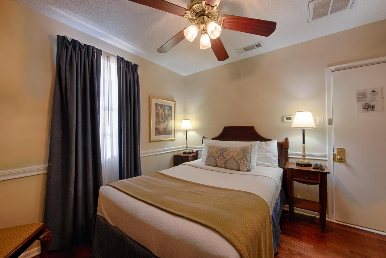 Standard Room with One Queen Bed,1438544440:JPEG