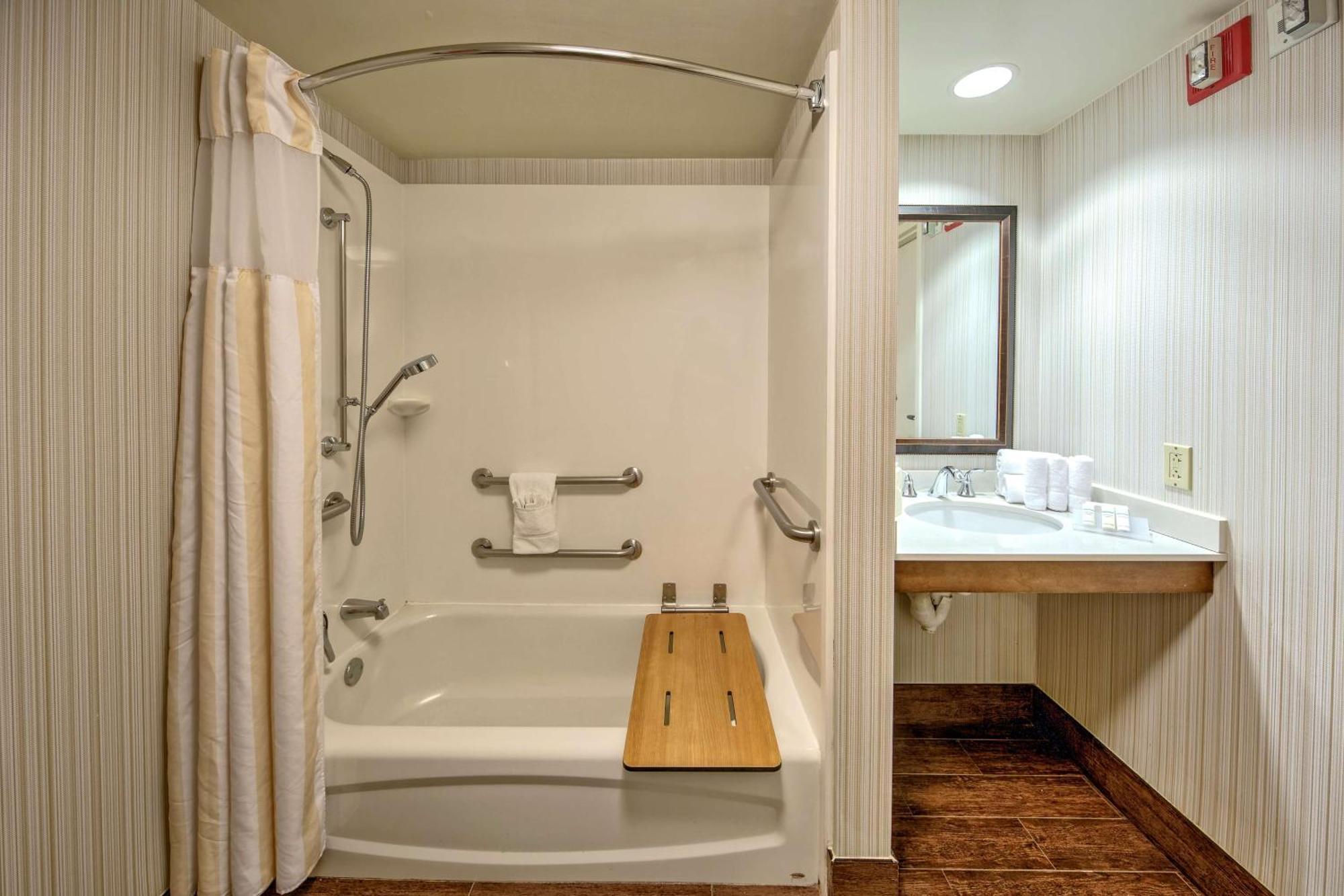 Queen Room with Two Queen Beds - Mobility and Hearing Access,1552330786:JPEG