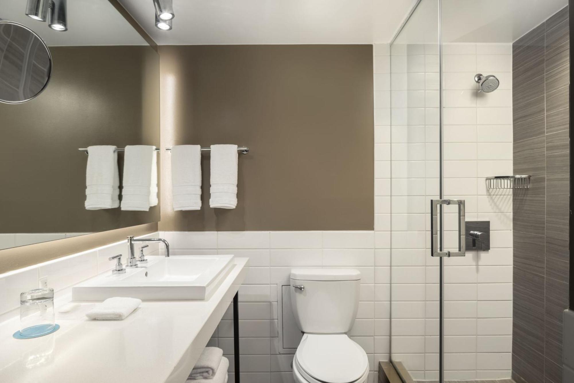 1 Bedroom Executive Suite 1 King,1539291001:JPEG