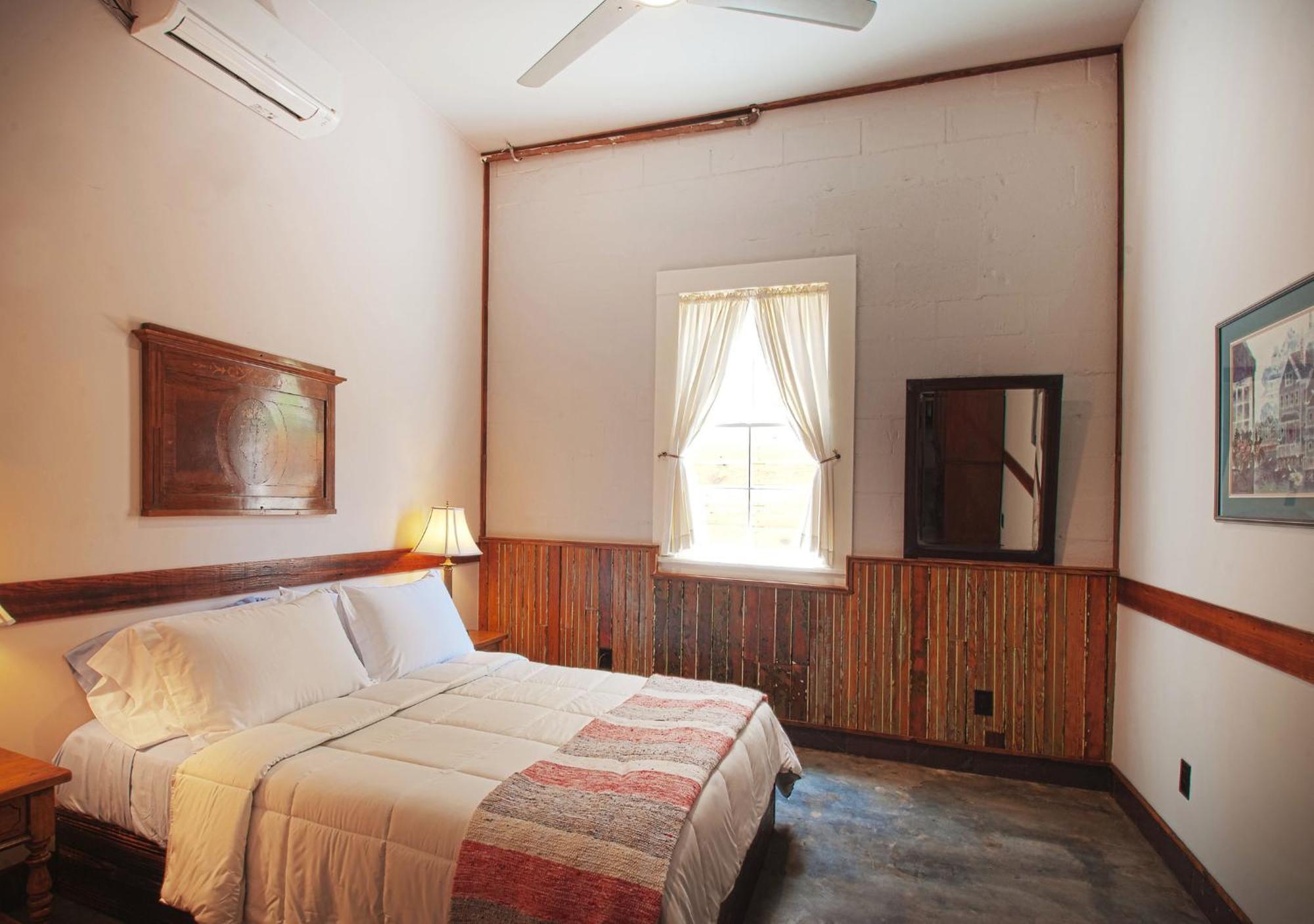 Queen Room,1541355673:JPEG