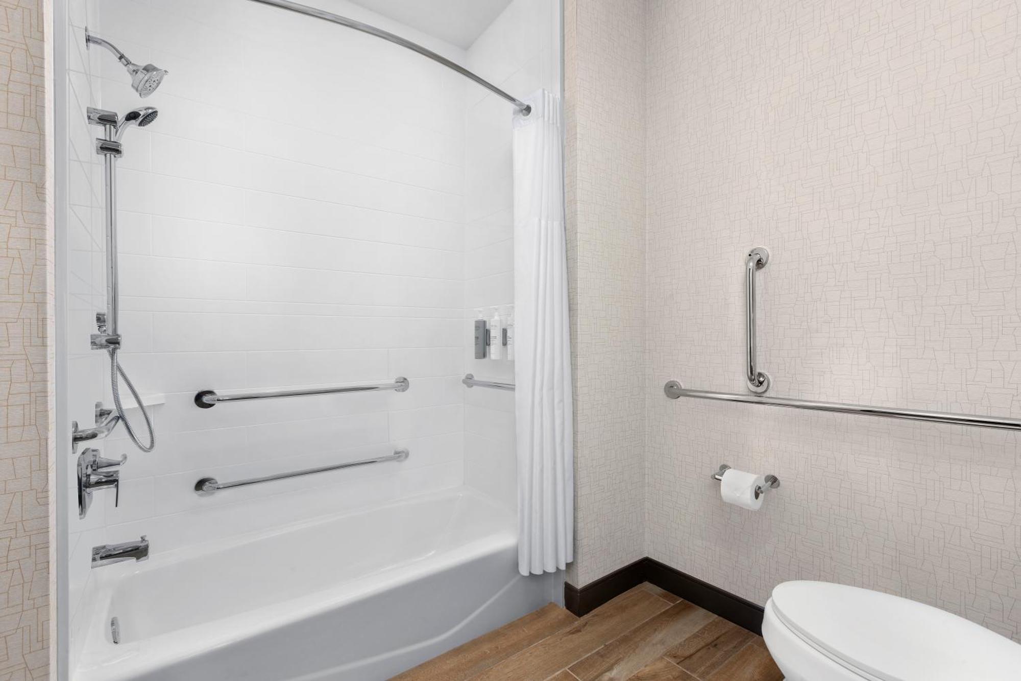 Queen Room Two Queen Beds Bath Tub Mobility Access