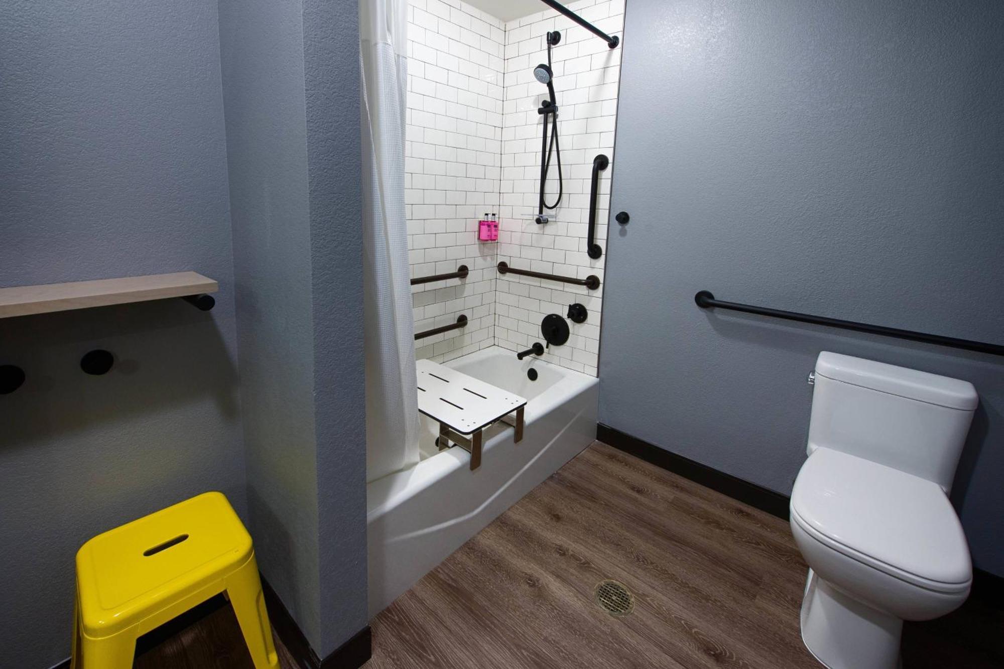 Queen Room with Mobility Accessible Tub,1636001451:JPEG