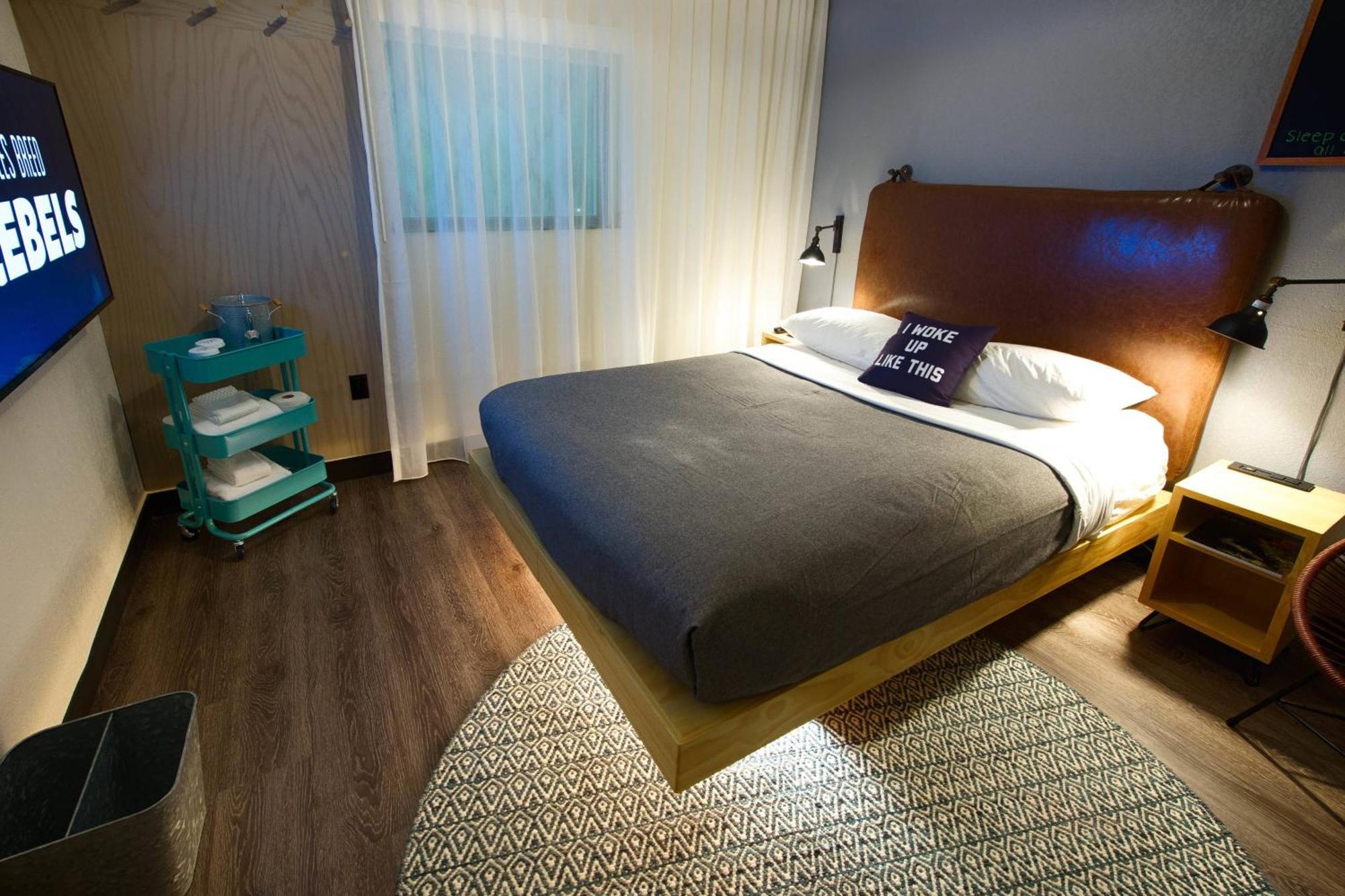 Queen Room with Tub - Mobility Accessible,1710083693:JPEG