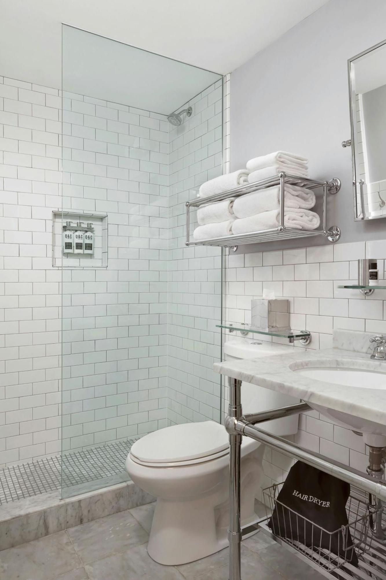 King Room Skyline View Roll Shower Mobility Hearing Accessible or High Floor,1643141573:JPEG