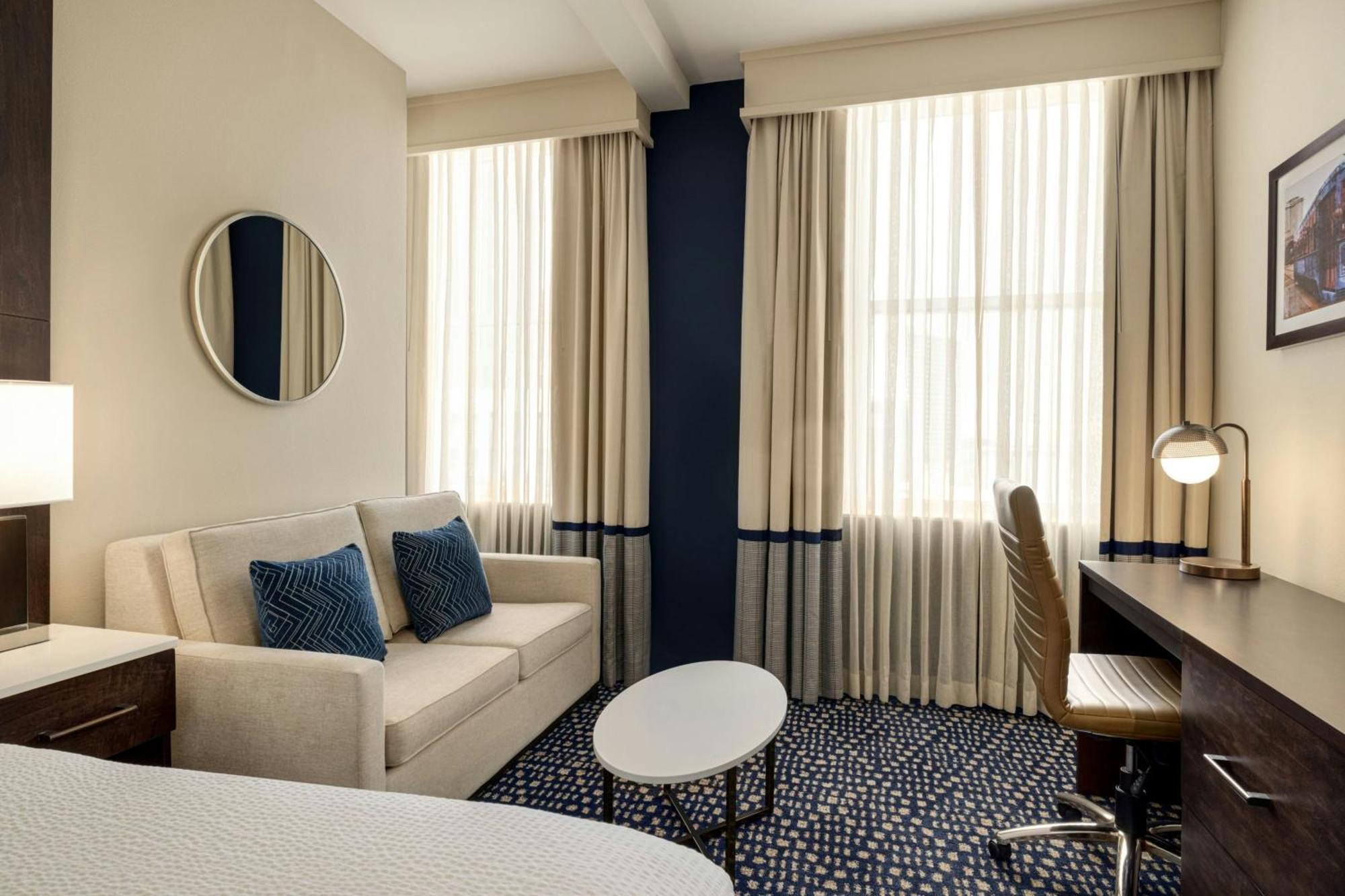 Deluxe, Larger Guest room, 1 King (Mobility and Hearing Accessible w/ Tub),1649018436:JPEG
