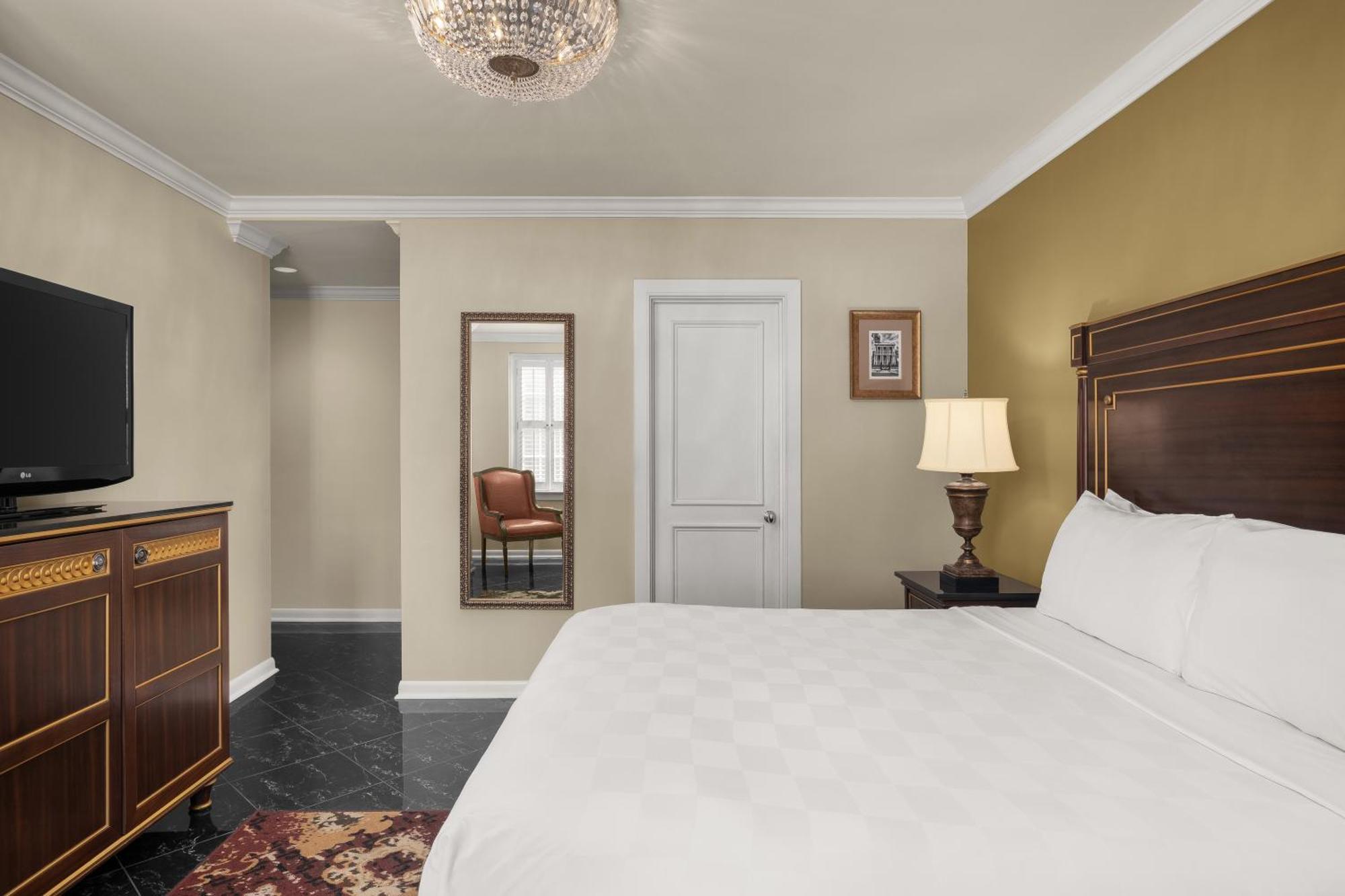 Petit King Room