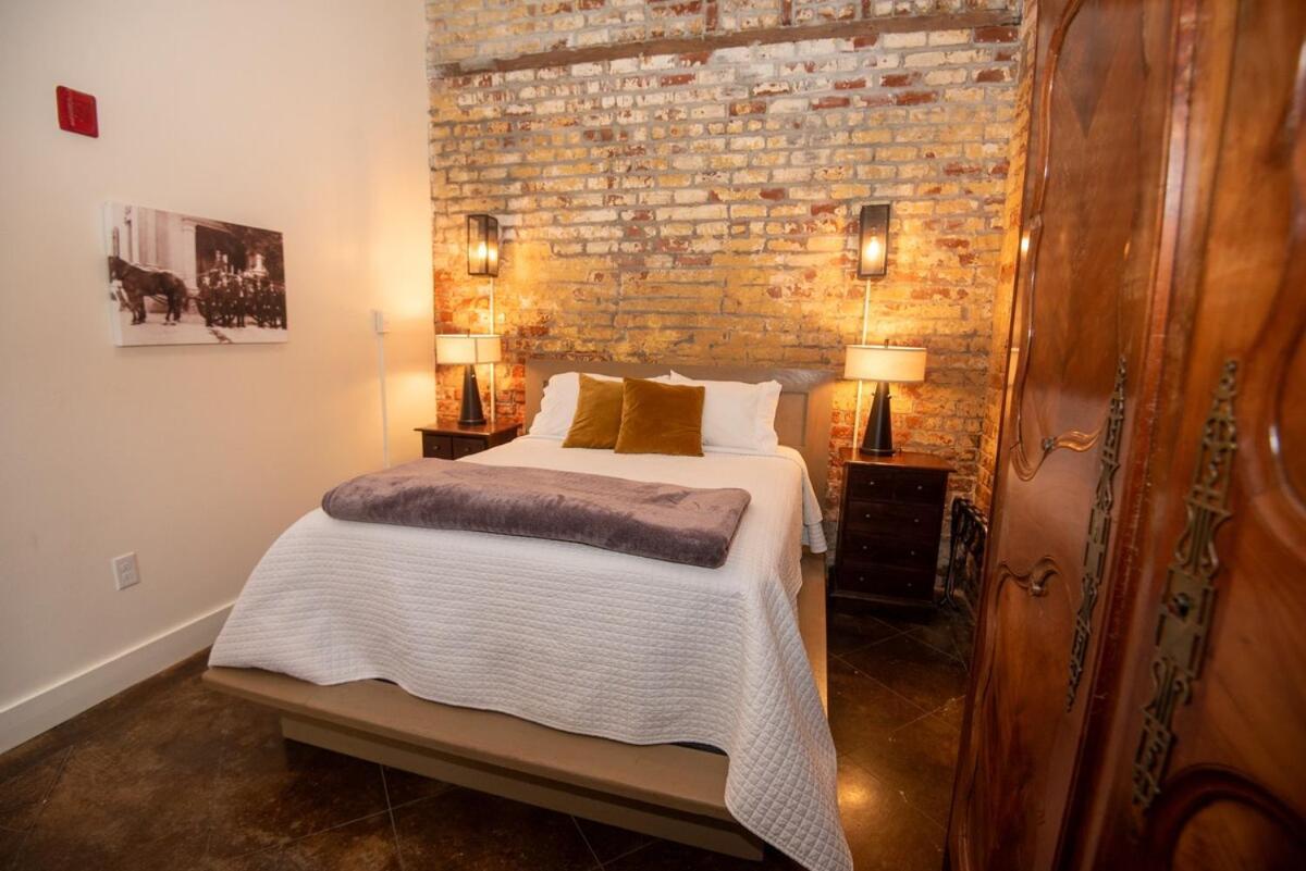 Deluxe Queen Suite