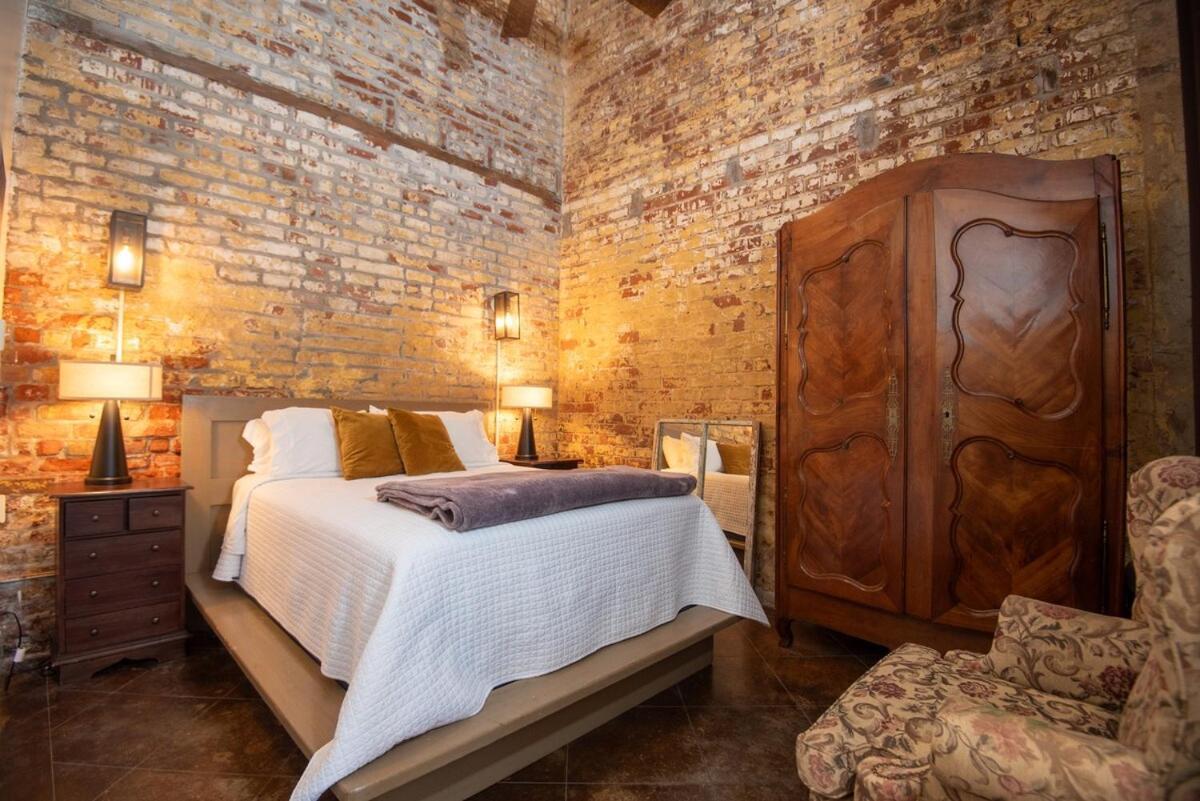 Deluxe Queen Suite