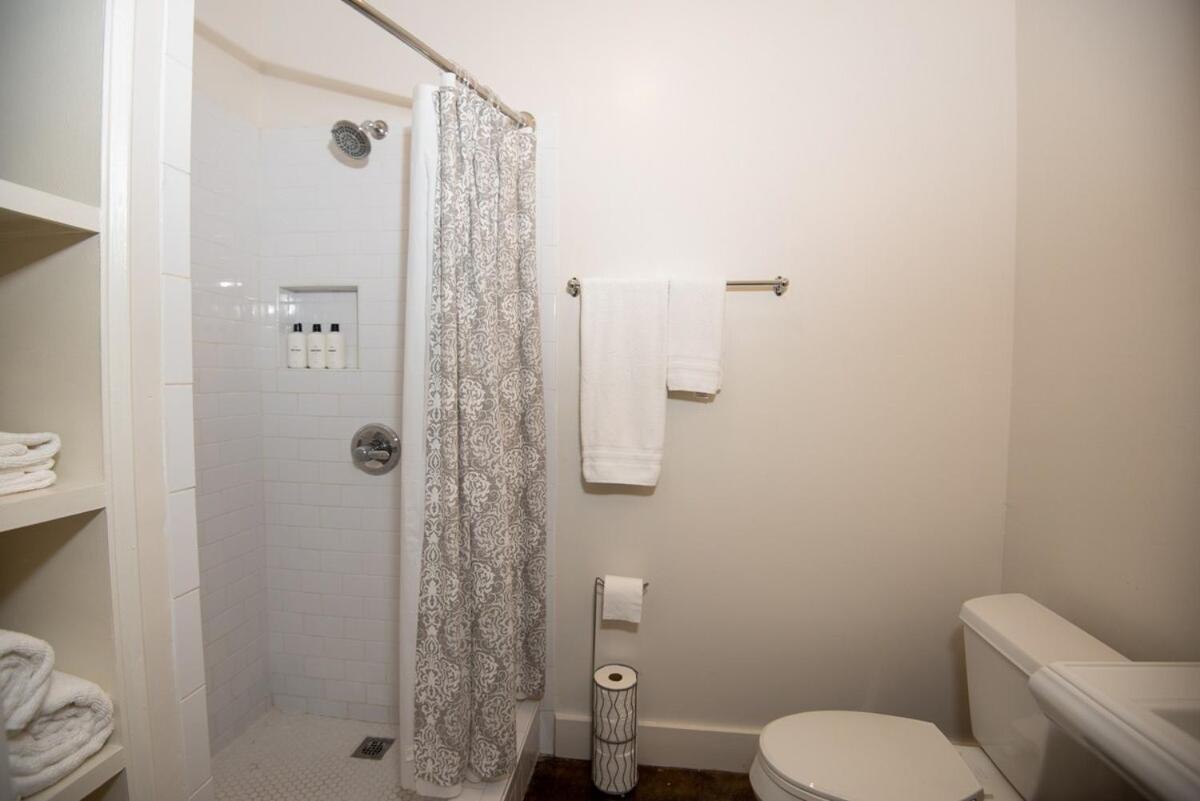 Deluxe Queen Suite