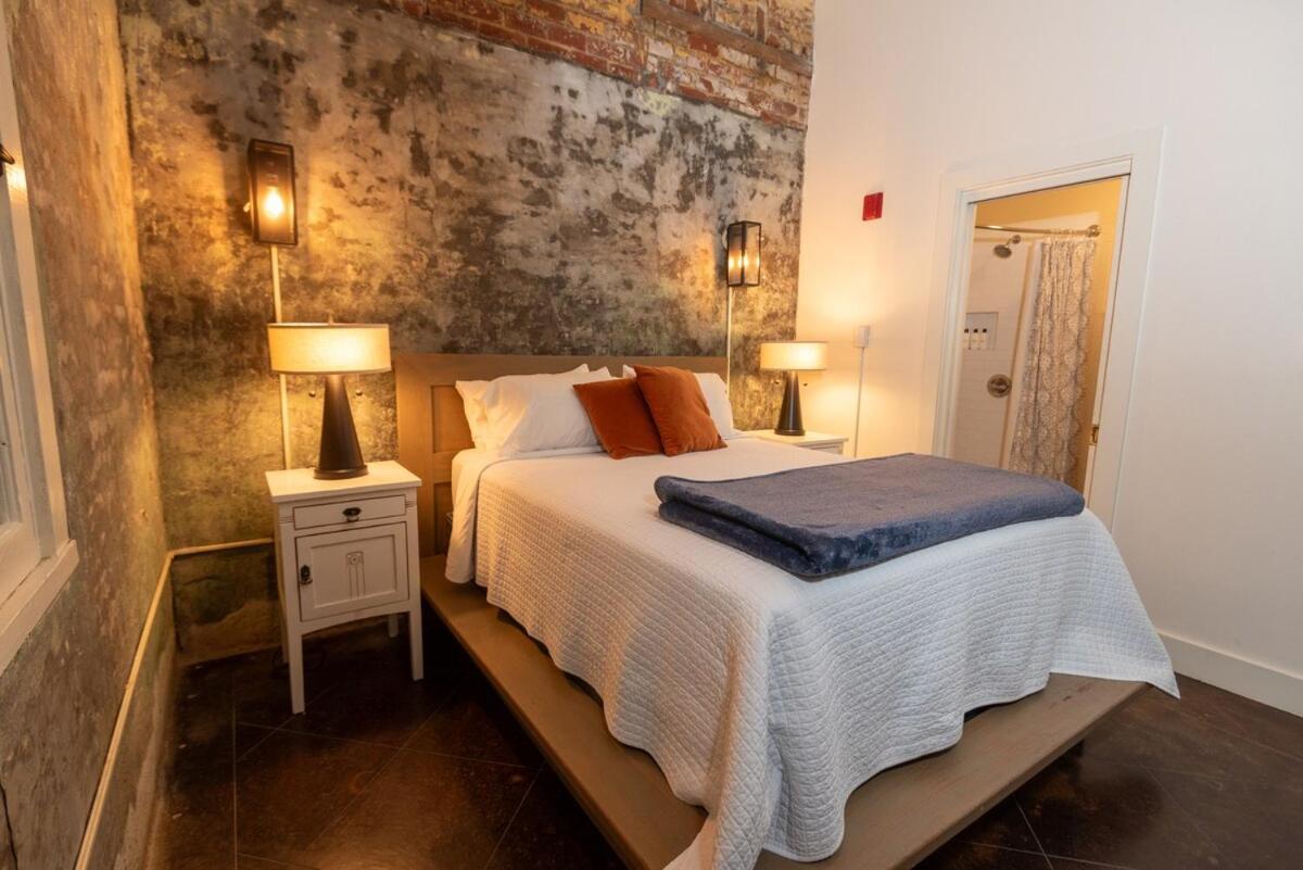 Deluxe Queen Suite