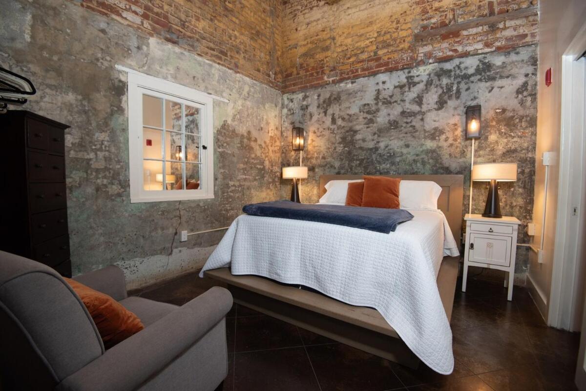 Deluxe Queen Suite