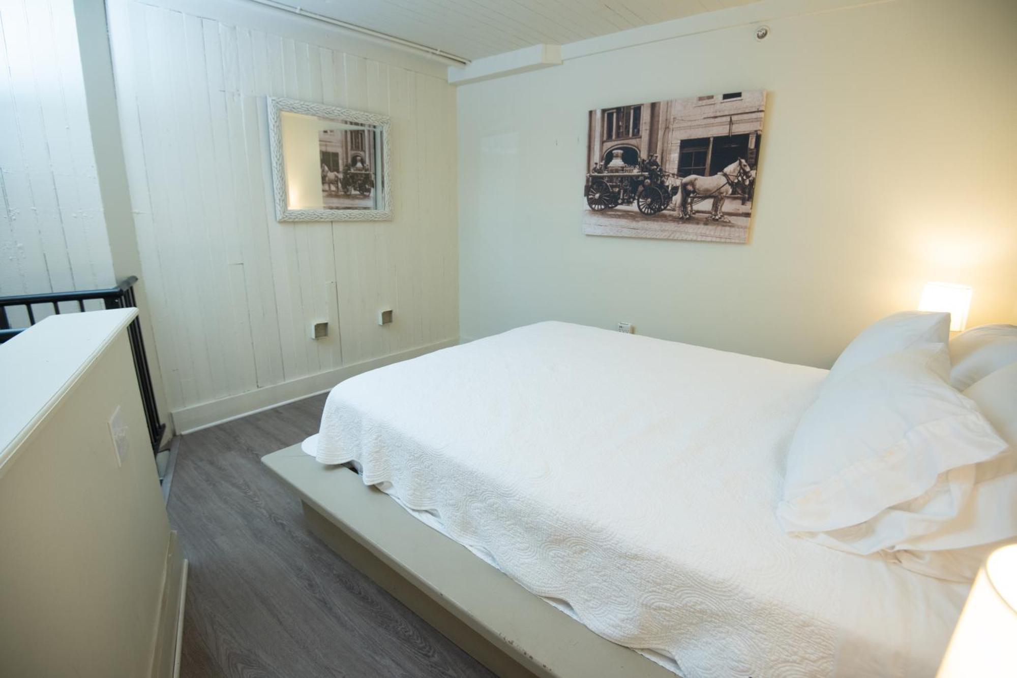 Deluxe Queen Suite