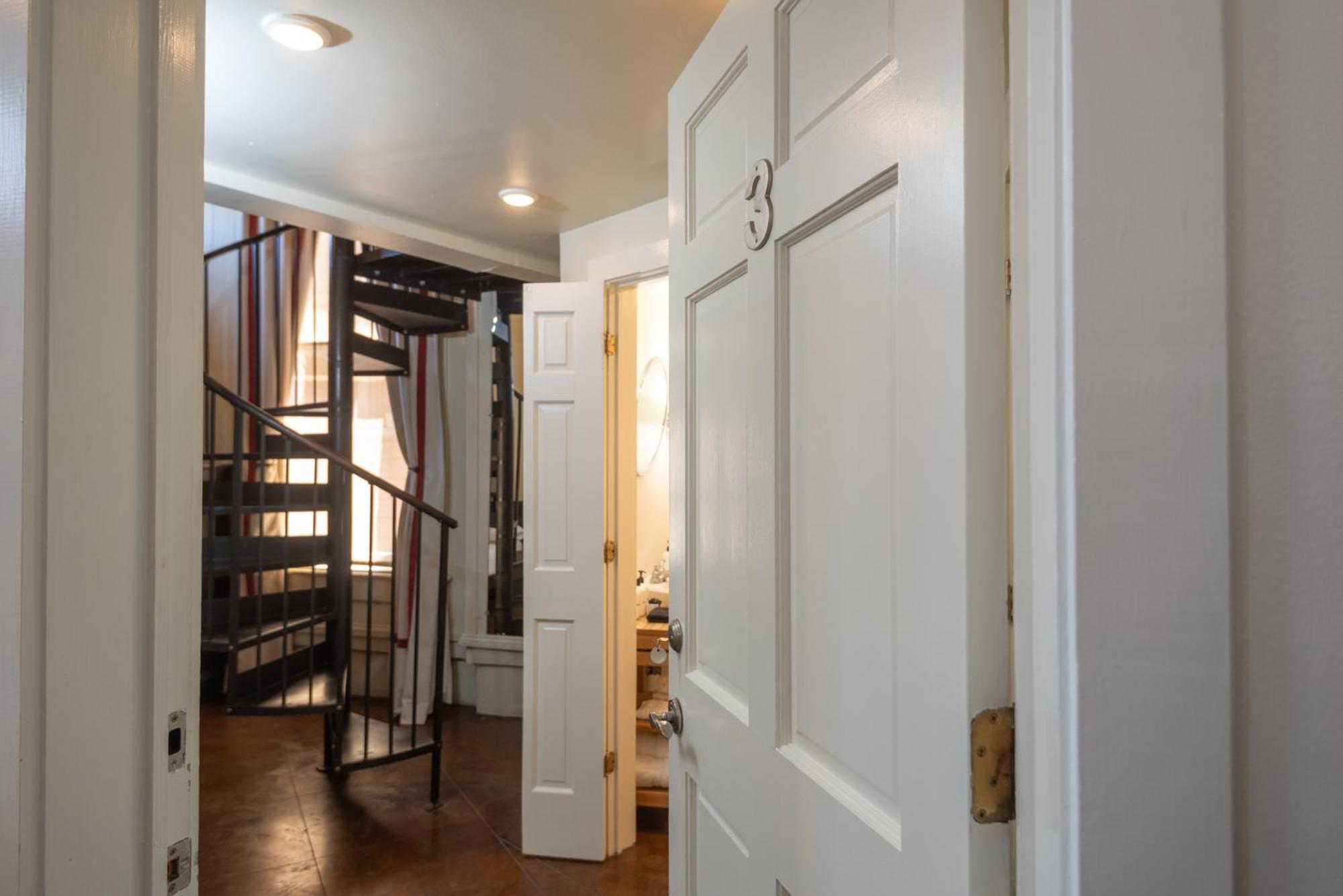 Deluxe Queen Suite