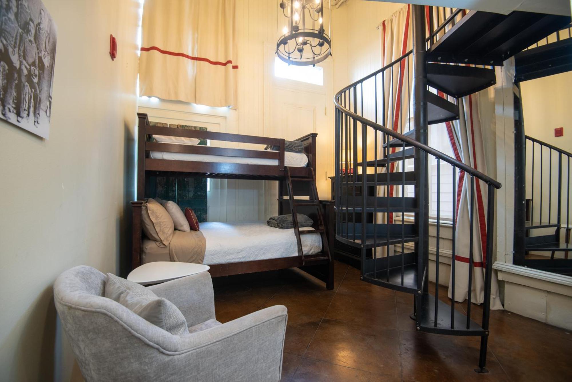 Deluxe Queen Suite