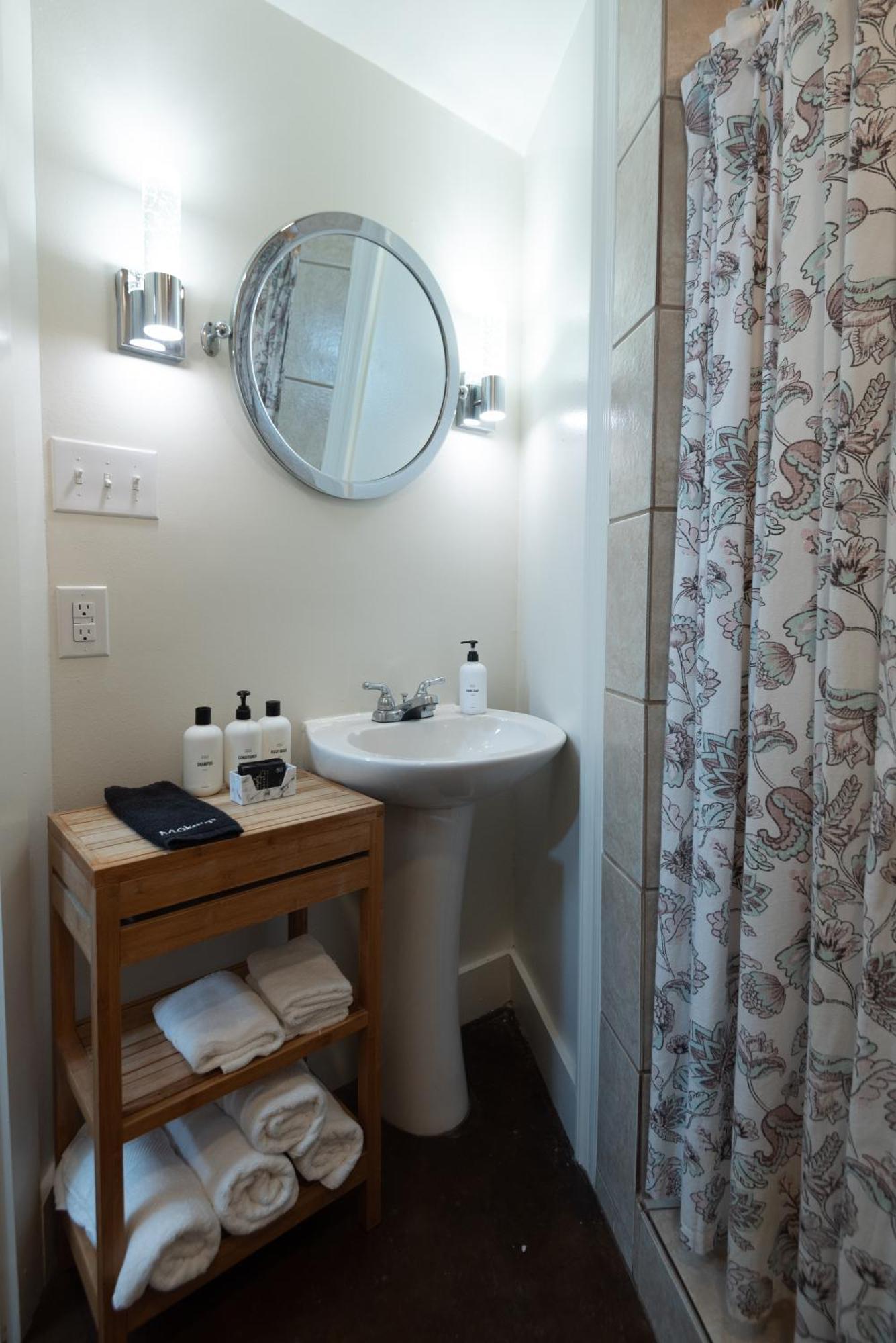 Deluxe Queen Suite
