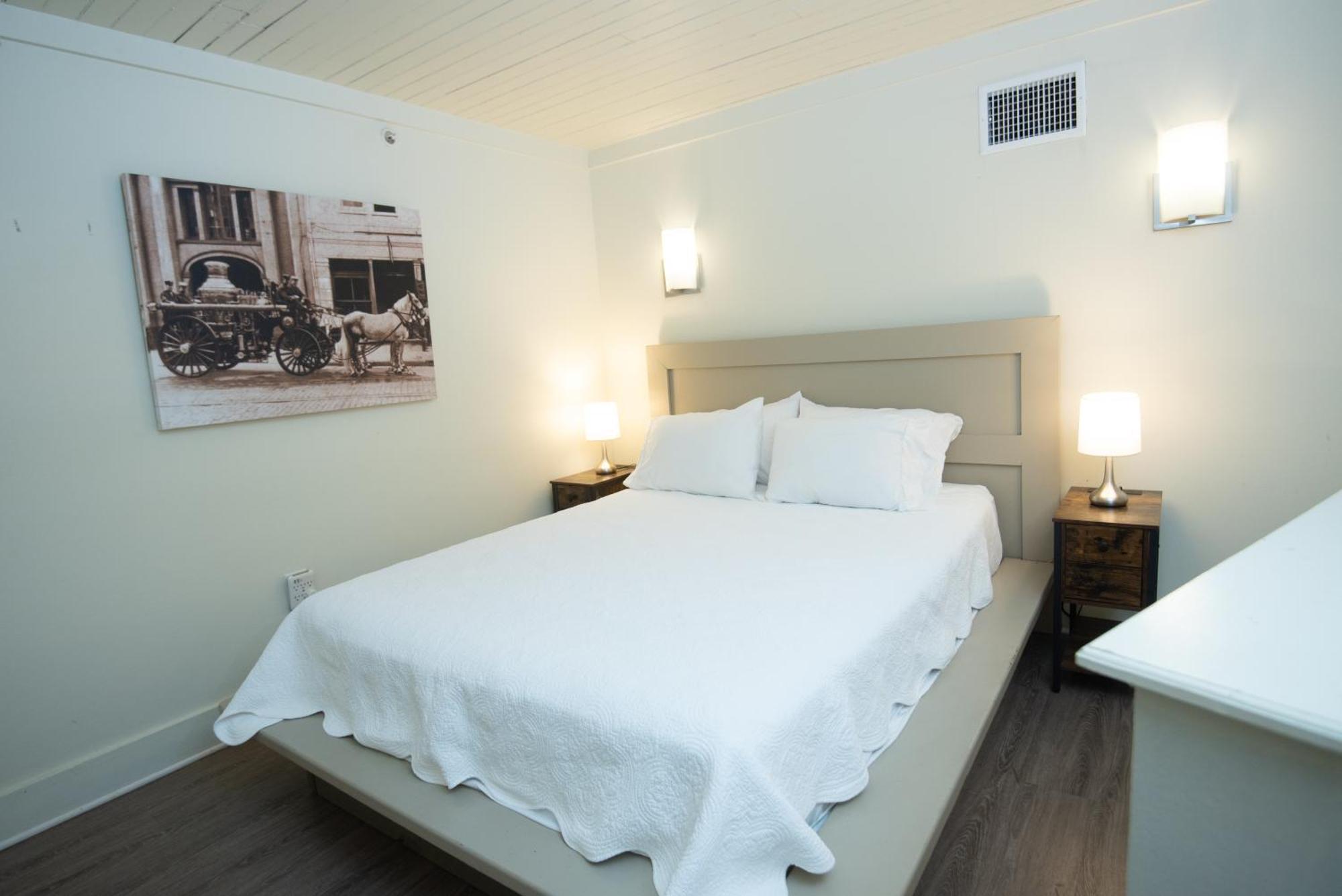 Deluxe Queen Suite