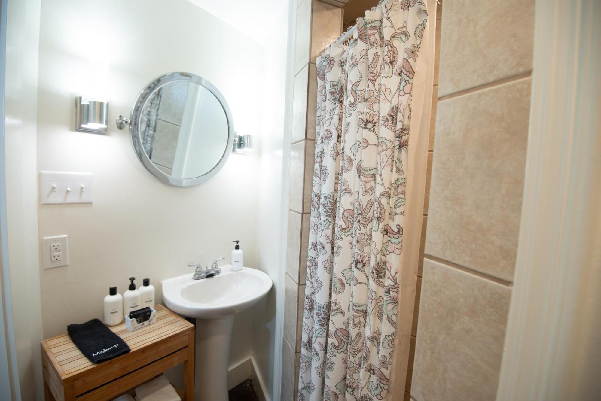 Deluxe Queen Suite