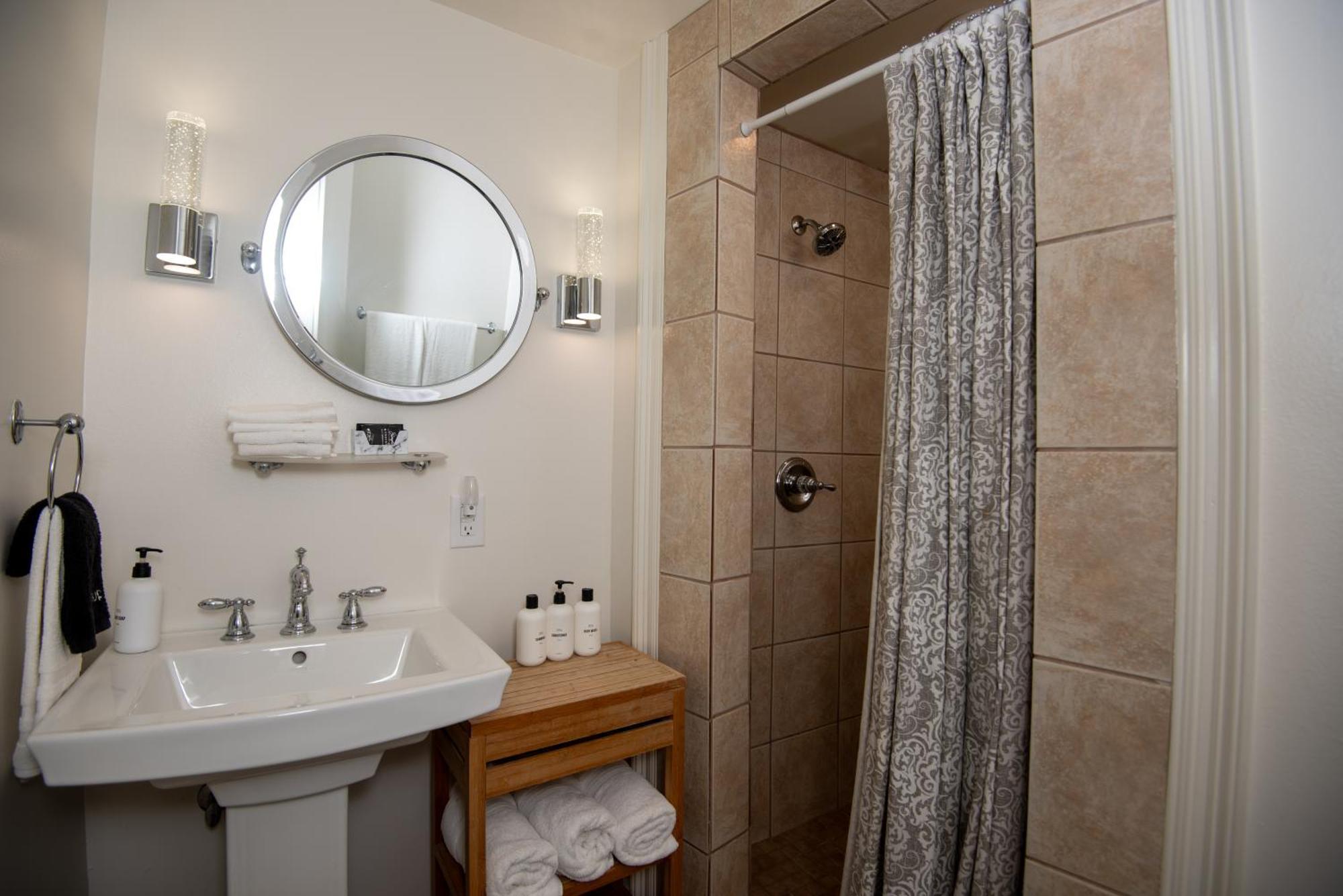 Deluxe Queen Suite
