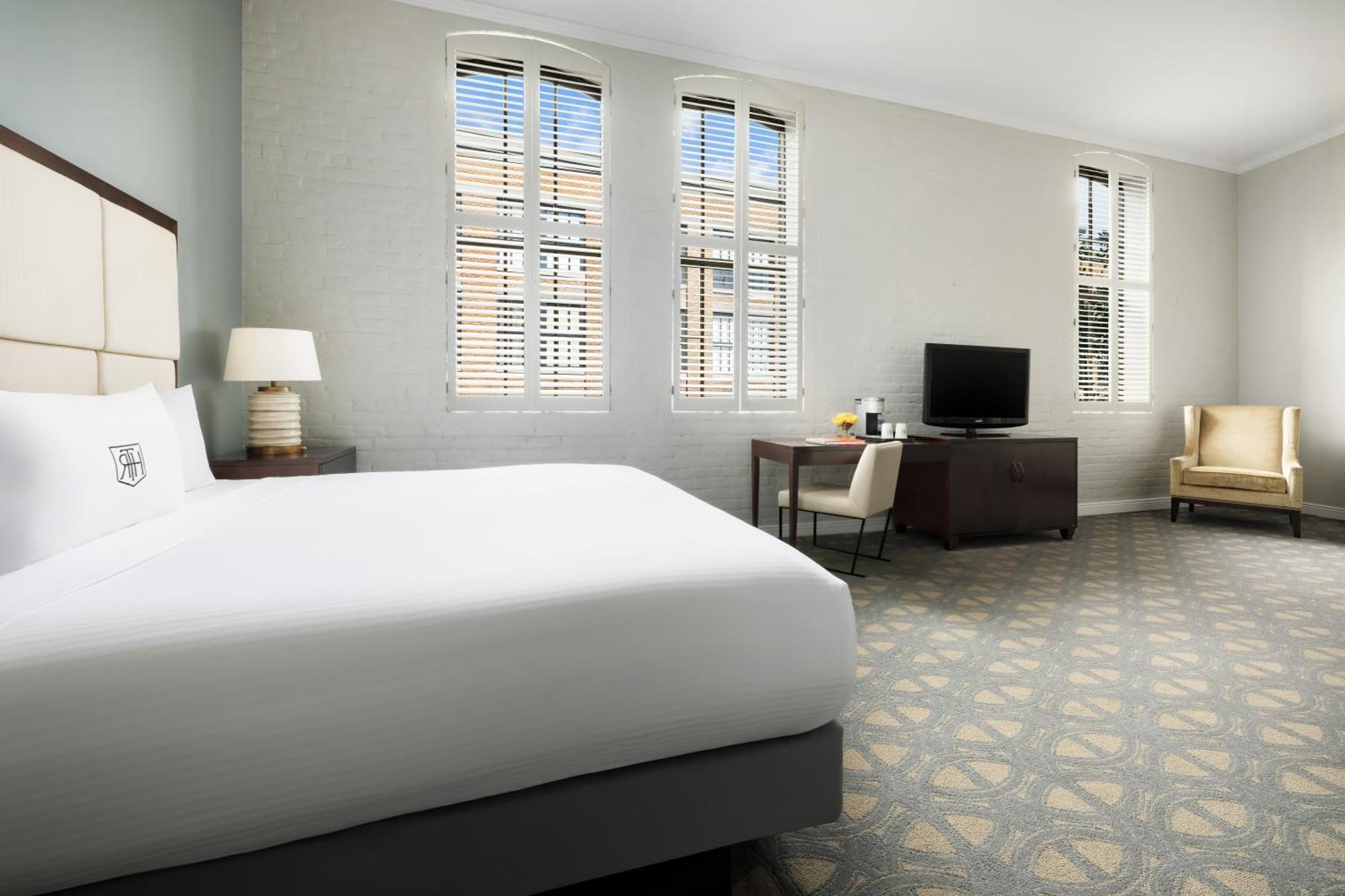 Premier Room 1 King Bed