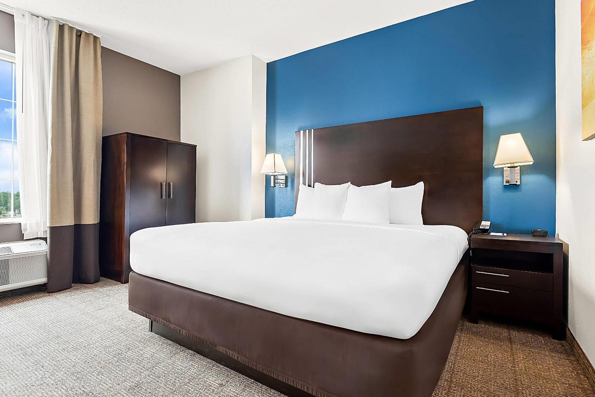 King Room with Roll-In Shower - Accessible/Non-Smoking,1758306158:JPEG