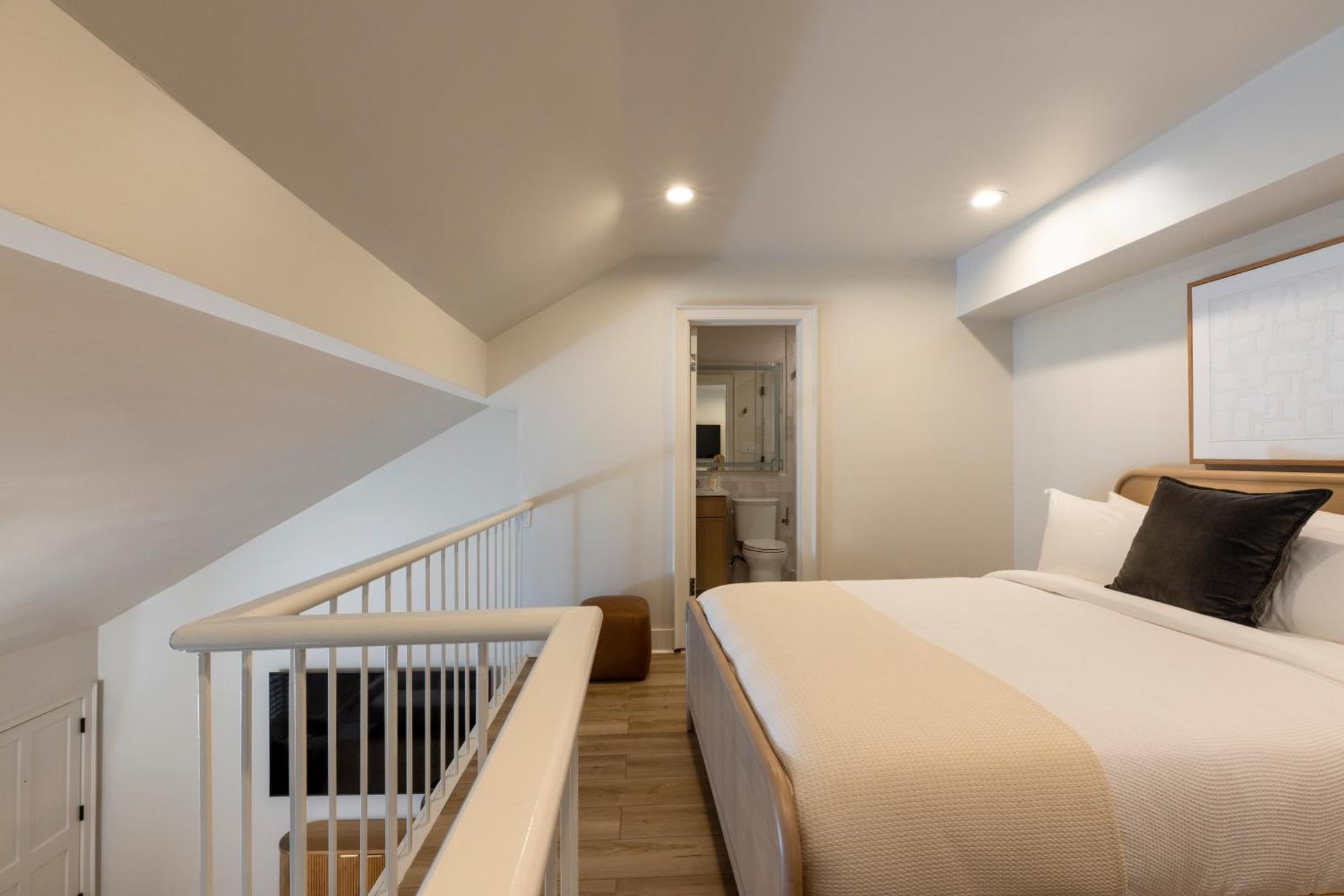 Deluxe King Suite
