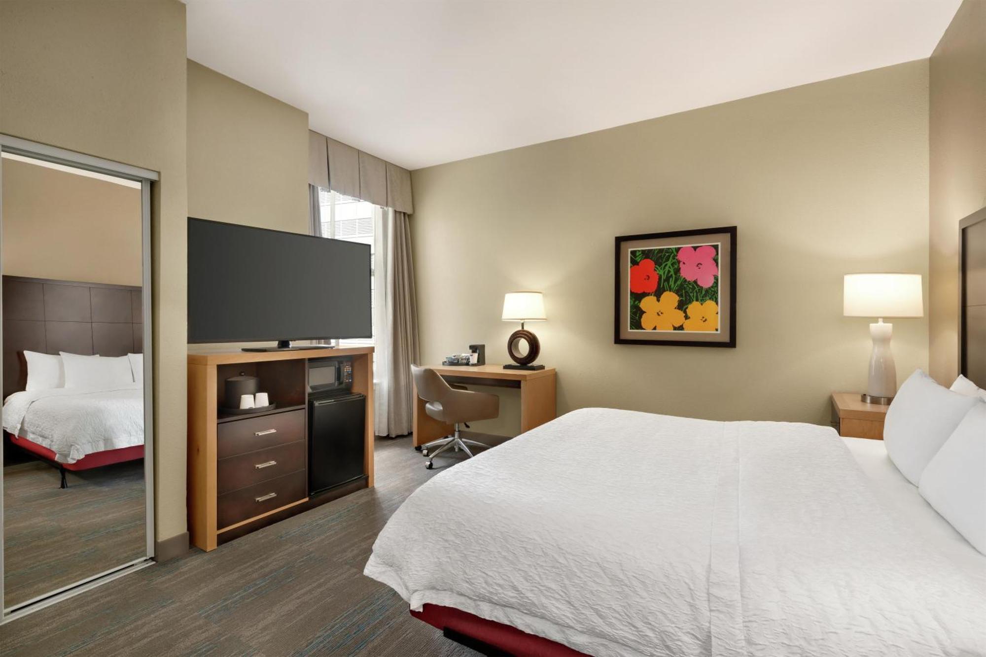 Zimmer mit Kingsize-Bett und barrierefreier Badewanne