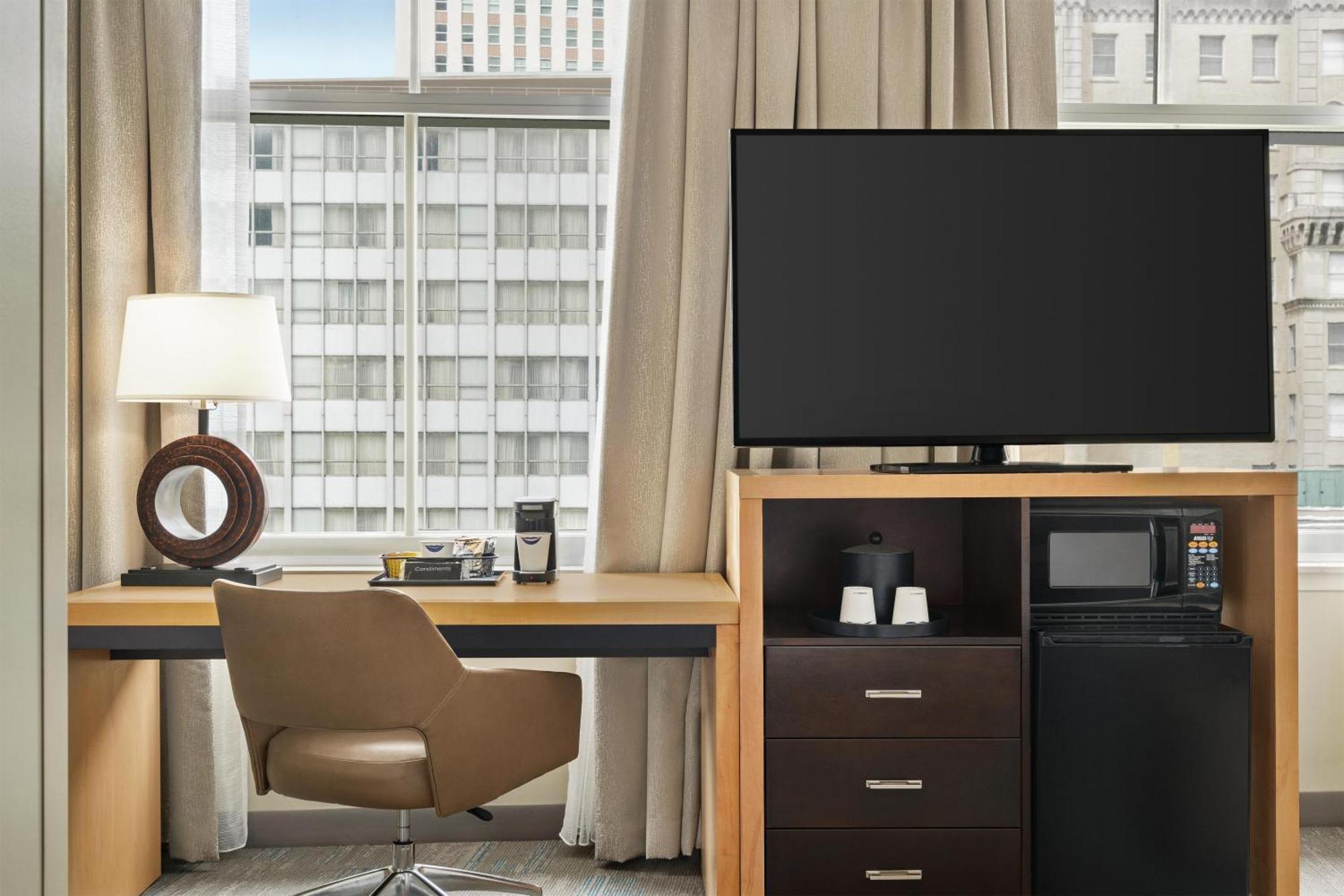 Arbeitszimmer mit Kingsize-Bett und Schlafsofa