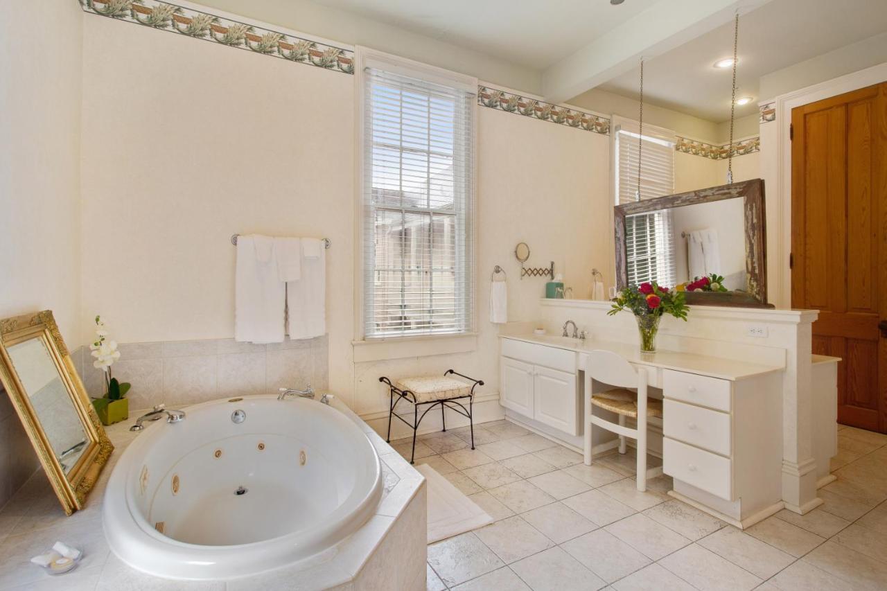 Honeymoon King Suite