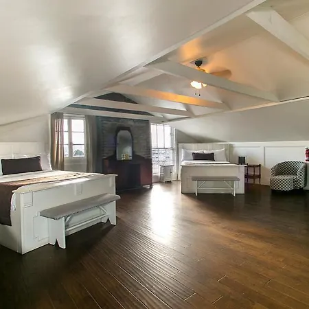 Lafitte Hotel & Bar-2
