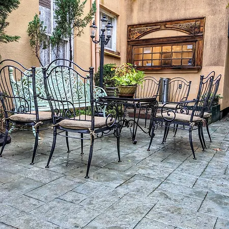 Parisian Courtyard Inn-3