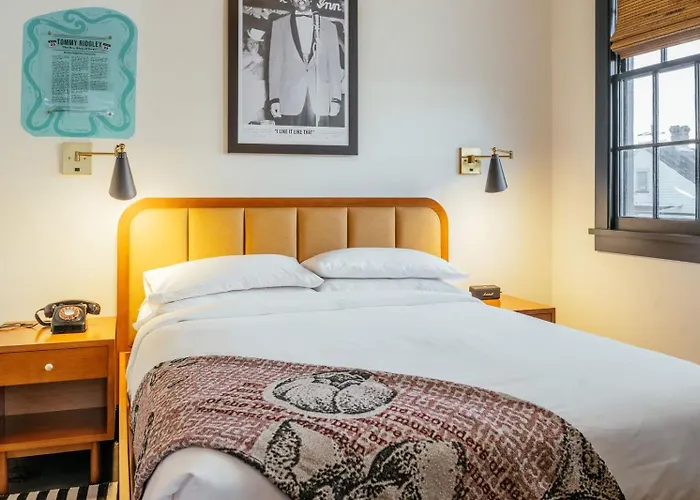 Hotels in New OrleansDew Drop Inn & Lounge